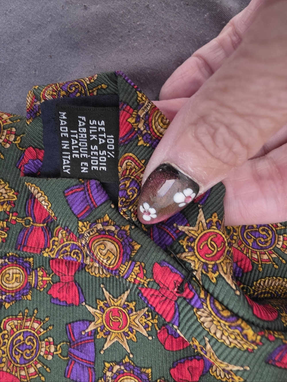 AUTHENTIC CHANEL Men’s Silk Tie in Green with Purple & Pink Medallion Print - Picture 4 of 4